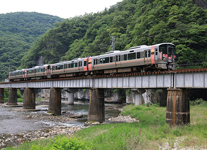 鉄橋を渡る227系500番台Urara